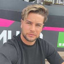 Amelia Flood (@ameliaflood11)