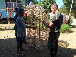 Kakek tua menangkap tangkap ikan dengan cara lama tradisional berkah musim hujan banjir ikan dimana mana , cara mudah. Satgas Tmmd Bantu Warga Buat Bubu Penangkap Ikan Tradisional Suaraindo Id