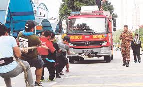 Abang & akak bomba speaking rojak?terbaik bomba malaysia kenapa abang bomba tu?tak berani jangan tengok.apa pun bomba malaysia terbaik. Tarik Jentera Bomba