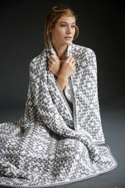 Walker was working on her knitting books, and knitting in general, she read while she knit, with research materials propped well laid out with a delightful, wide array of patterns & styles catering to all knitting levels. Barbara G Walker Mosaic Vogue Knitting Slip Stitch Knitting Crochet Lace Edging