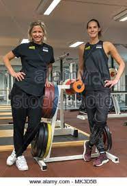 Ich habe mitbekommen, dass darüber geredet wurde. 26 April 2018 Deutschland Hamburg Laura Ludwig L Und Kira Walkenhorst Deutsche Beach Volleyball Olympiasieger Und Weltmeister Stehen Neben Einander In Der Turnhalle Der Olympic Training Center Verletzung Probleme Kira Walkenhorst S Sind Eine