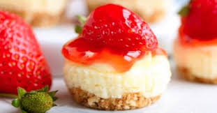 Gateau Au Fromage Et A La Fraise Version Mini Mini Cheesecakes Desserts Rapides Gateaux Et Desserts