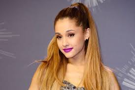 Born in boca raton, florida, grande began her career at age 15 in the 2008 broadway musical 13. Berlin Ariana Grande Verdient Nur Einen Bruchteil Mit 7 Rings Region Neue Presse Coburg