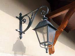 Lanterne en fer forgé à suspendre ou à poser, elle apportera une touche raffinée orientale à votre intérieur. Vente Lanterne En Fer Forge