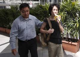 He was born amos yee pang sang to computer engineer alphonsus yee and mathematics professor mary toh ai buay. Amos Yee Singaporean Teen Blogger Awaits Court Ruling For Posting Controversial Video On Lee Kuan Yew