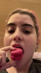 Macaroon Girl Brooki Review