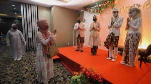 Akad nikah berbalut busana putih kombinasi gold dengan hiasan tata rambut sanggul modern.terkesan simpel tapi mewah.hubungi kami untuk pernikahan murah surabaya di d2854a1d. Pernikahan Di Tengah Pandemi Covid 19 Dilarang Bersalaman Dengan Pengantin Hingga Dilarang Sumbang Lagu Saat Resepsi Bbc News Indonesia