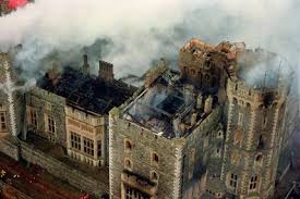 'wɪnzə 'kɑ:sl], auf deutsch auch schloss windsor, liegt in der stadt windsor (berkshire) und ist das größte durchgängig bewohnte schloss der welt. Notre Dame Cathedral Will Rebuild Just Like Windsor Castle After Fire 9honey