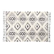 Habillez votre salle de bain d'un superbe tapis absorbant garantissant alors un maintien au sec de votre pièce ! Tapis Tisse Jacquard Noir Et Blanc Effet Shaggy 160x230 Assouan Maisons Du Monde Rugs Trending Decor Quilted Bedspreads