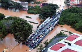 Cuma letih kalau nak kemas rumah dengan bau yang busuk lepas banjir. Banjir Di Kelantan 2014