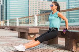If these bother your shoulders, try performing them between two benches or chairs rather than on. Fit Frau Macht Trizeps Bank Dips Ubung Beim Horen Von Musik In Kopfhorer Fitness Madchen Arbeiten In Der Stadt Lizenzfreie Fotos Bilder Und Stock Fotografie Image 68054011