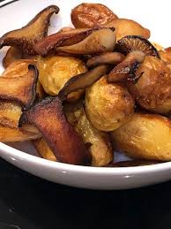 La cottura al forno permette di esaltare le caratteristiche preparazione patate e funghi al forno. Patate Novelle E Funghi Di Stagione Al Forno Picture Of Lion Restaurant Rome Tripadvisor