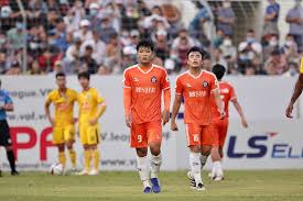 Ông chia sẻ mình vừa phẫu thuật tuyến giáp nên giọng nhỏ và khàn. Ä'a Náºµng Thua Tráº¯ng Hagl Hlv Le Huá»³nh Ä'á»©c Váº«n Che Ä'á»™i Cá»§a Kiatisuk Vietnamnet