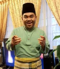 Baju melayu tradisional biasanya adalah baju melayu teluk belanga. Baju Tradisional Iban Dipersenda Faye Kusairi Akui Terguris Sikap Ryzal