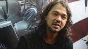 Berlayar ke depok di waktu pagi hari c g/b am d sambil menulis lirik untuk lagu pop g d/fm em d bilangnnya begini maksudnya begitu c g/b am d kita abadi yang fana itu waktu. Lirik Lagu Lagunya Begini Nadanya Begitu Jason Ranti Ragam Bola Com
