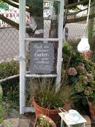 Fenster Altes Fenster Fur Den Garten Mit Einem Gartenspruch Beschriftet Alte Fenster Gartenspruche Kleiner Garten