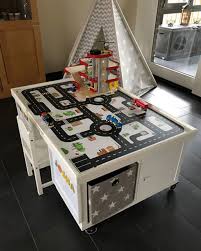 Stauraum Schaffen Mit Diy Multifunktionstisch Www Limmaland Com Kinder Zimmer Bucherregal Kinder Kinder Zimmer Ideen