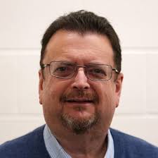 Pederson jonronea y Bravos toman ventaja 2-1 ante Milwaukee