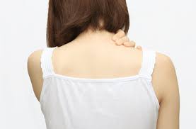 気になる 背中ニキビ の原因と対策 日刊ホントの話 for スゴ得 背中ニキビ ニキビ 皮脂腺