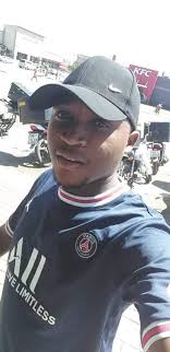 Molton Baghaya akuyenda chozemba komanso akukhala mobisala mdziko la China  pomwe a Police mdzikolo akumusaka pamulandu ojambula anthu asakuziwa  kumaponya pa Facebook, maka maka mahule. Masiku apitawo Molton anajambula  thako la zimayi