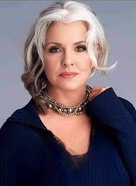 Собаки обездолены людьми. Когда-то кто-то сделал их такими… Голодных всех  собак не накормить- И мы, стыдясь, опять проходим мимо… У магазина пес  лохматый лег. Весь отощал. Израненная морда. От голода почти стоять