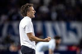 Debuta Forlán como DT de Uruguay con derrota
