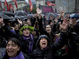 Cientos de chilenos se unen a 'ni una menos' impulsada en argentina para rechazar feminicidio. Argentina S Women Joined Across South America In Marches Against Violence Argentina The Guardian