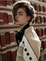 Moody Portrat Fotografie Model Foto Idee Kreativ Medium Portrait Short Hair Styles Hair Styles Tomboy Hairstyles