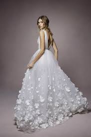 Per essere perfetta il giorno del matrimonio l'abito è abito da sposa su misura a sirena, realizzato in tulle e raso con profonda scollatura, contornata da ricami in rilievo, ripresi anche sulle maniche di tulle. I Migliori Tessuti Abiti Da Sposa Per Un Bridal Look Impeccabile