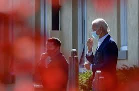 Joe biden legte am wahltag einen peinlichen auftritt hin. Joe Biden Mitte Geht Gemeinsam Mit Seinem Enkel Hunter Links Und Seiner Tochter Ashley Zu Den Grabern Seiner Verstorbenen Familienangehorigen Stuttgarter Nachrichten