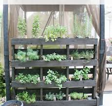 Fabriquer Une Jardiniere Verticale En Palette Bois Diy Recup Jardin Vertical Mur Vegetal Herb Garden Pallet Diy Garden Projects Diy Herb Garden