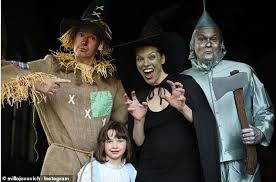 Maybe you would like to learn more about one of these? Milla Jovovich And Her Husband Dress Up As Characters From The Office Then The Wizard Of Oz For Kids Aktuelle Boulevard Nachrichten Und Fotogalerien Zu Stars Sternchen