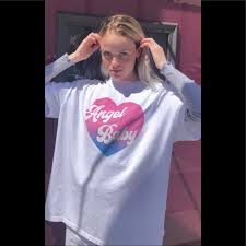Tee shirt très sympa de la marque brandy et melville mais cela ne se voit pas sur l étiquette. Brandy Melville Tops Brandy Melville Rita Angel Baby Top Poshmark