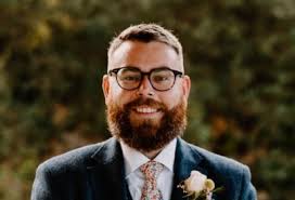 Shoppers sign petition to keep robin rockin' around an Aldi aisle