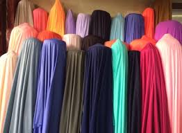Jenis kain ini tidak terlalu tebal, biasanya jenis hyget lebih tipis dibanding jenis bahan kaos lainnya dan jenis kain ini lebih murah dibanding jenis bahan kaos lainnya seperti combed, carded, bahkan bahan kaos pe. Kain Hyget Sebagai Salah Satu Bahan Pembuatan Kaos