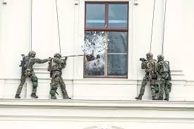 Das ksk, der eliteverband der bundeswehr, muss sich der schwersten krise seit seiner gründung vor 24 jahren stellen. Calw Bundeswehr Ksk Ist Einsatzbereit Calw Schwarzwalder Bote