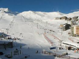 Considéré comme un paradis fiscal car ne levant aucun impôt ni tva, andorre est une destination assez prisée. Andorre Pas De La Case Andorre Voyage Hebergement