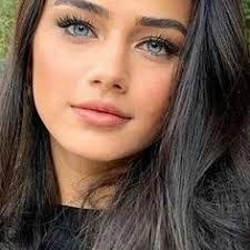 Natasha Souza's Instagram, Twitter & Facebook