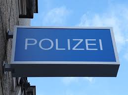 Kein mieter muss fürchten, dass der hausbesitzer eines tages unangemeldet in der wohnung steht. Hausdurchsuchung Durch Polizei Bei Corona Party Rechtstipp24