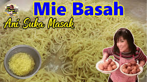 Mie dapat diolah menjadi beragam sajian dengan cara direbus atau digoreng. Cara Membuat Mie Basah Sendiri Youtube