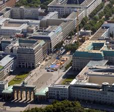 Er schwärmt zurecht und führt uns wieder ins gebäude. Der Pariser Platz Ist Endlich Fertig Bilder Fotos Welt