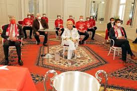 Dazu gehören wimpel, tassen, schlüsselanhänger. Regionews At