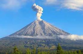 Indonesia yang merupakan negara kepulauan pun memiliki banyak sekali gunung, beberapa diantaranya adalah gunung berapi yang masih aktif. 15 Daftar Gunung Tertinggi Di Indonesia Ketinggian Dan Letaknya Ilmugeografi Com
