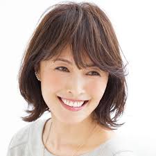 大人前髪は七難隠す 正三角形の前髪で生えぎわをカバー 40代のボブヘア ヘアスタイリング 髪型 ボブ ショートカット 40代