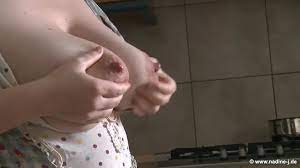 ロシア人巨乳熟女の乳首責め・乳搾り オンラインで視聴する