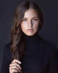 💫 Harper @the.many.faces.of.harper is an absolute dream to work with! ✨  Her vibe is effortless, her hair is pure magic (like, seriously  #HairGoals), and she totally rocked this black turtleneck look. Natural