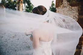 Im interview erzählen sie uns, warum tarik gerne kleid trägt und hadnet ihrem sohn schleifchen fürs haar schenkt. Pin Auf My Work Die Braut Frisur Beauty Romantisch Minimalistisch Boheme Elegant