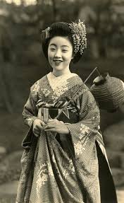 The novel's narrator and protagonist, sayuri tells the story of how she went from a poor fisherman's daughter named chiyo sakamoto to become sayuri nitta, one of kyoto's premier geisha. Geishe 24 Foto Di Inizio 900 Ne Raccontano La Storia