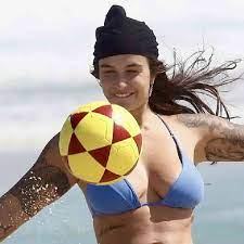 Bárbara Labres ostenta abdômen trincado ao se divertir em praia carioca 
