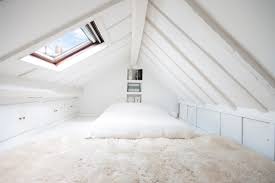 Cette chambre est mansardée et toute en longueur, avec une fenêtre sur le pignon, et la porte sur le mur d'en face. Comment Amenager Une Chambre Basse De Plafond